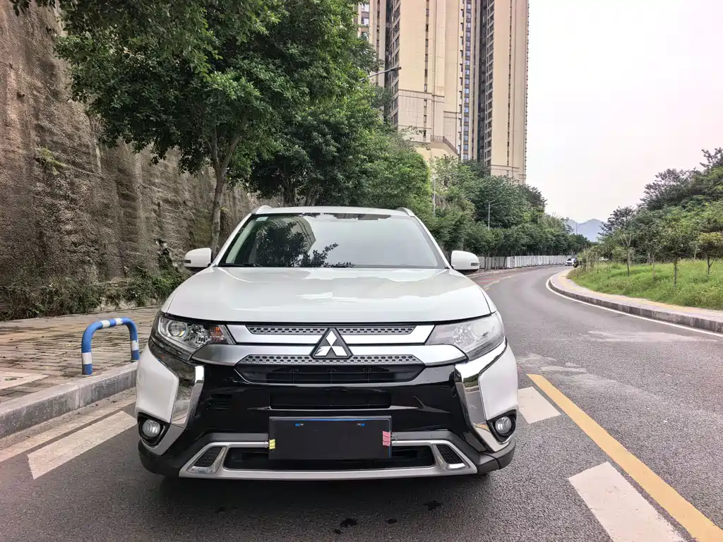 Mitsubishi Outlander — фото 2