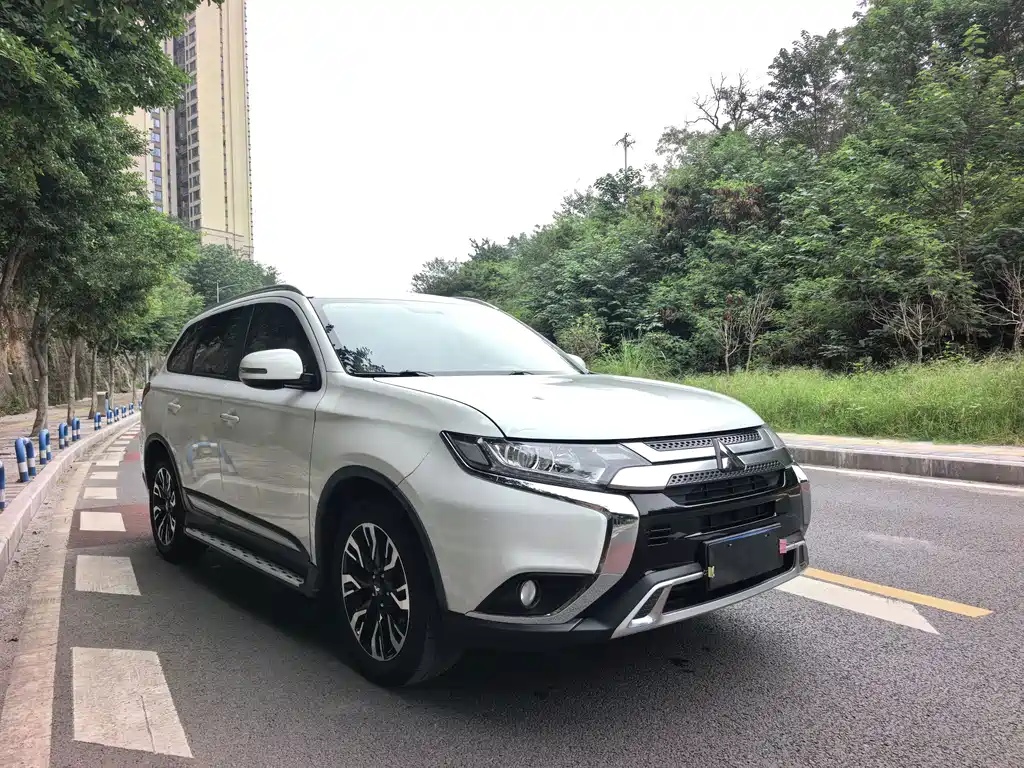 Mitsubishi Outlander — фото 3