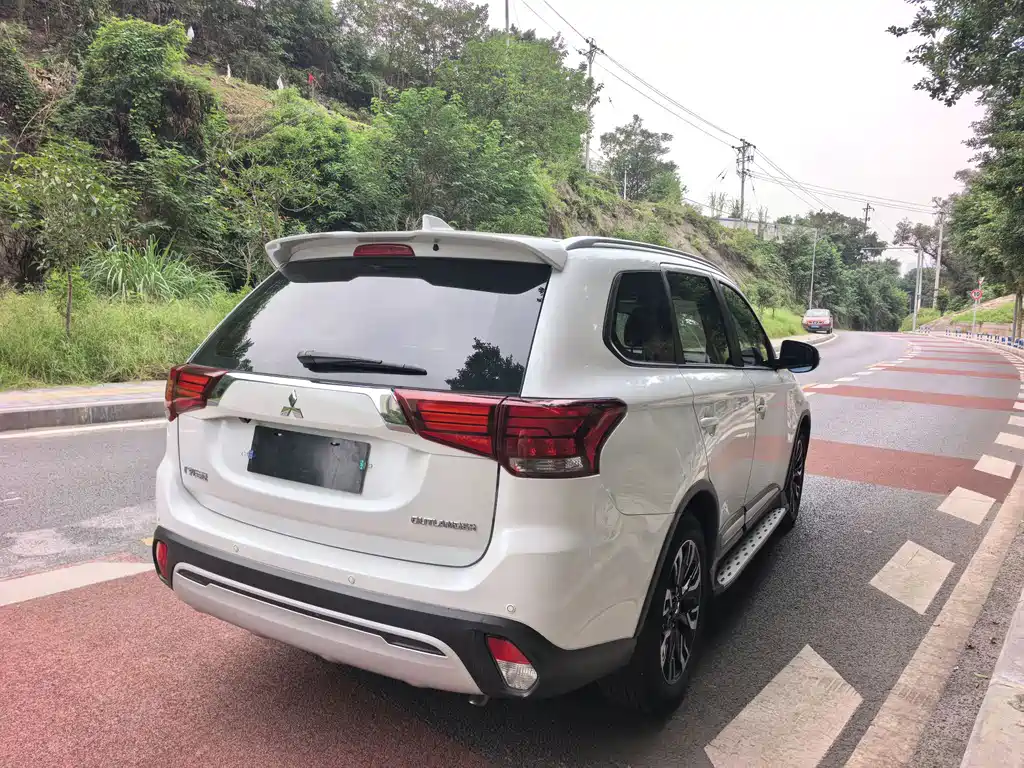 Mitsubishi Outlander — фото 7