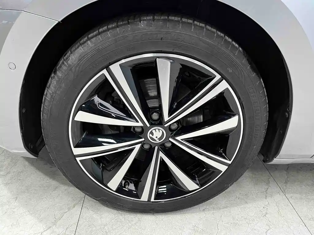Skoda Superb — фото 25