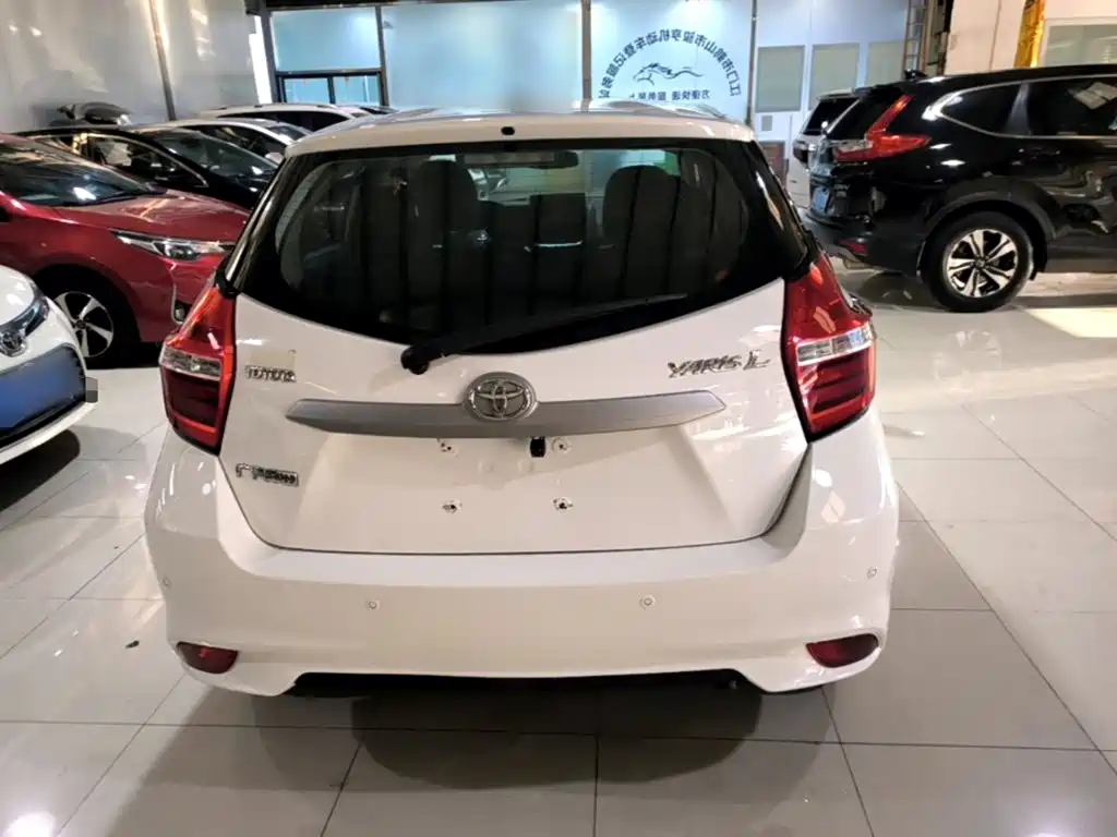 Toyota Yaris L — фото 5