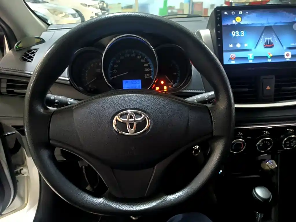 Toyota Yaris L — фото 10