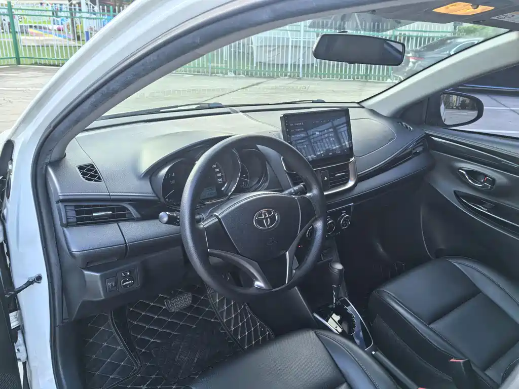 Toyota Yaris L — фото 13