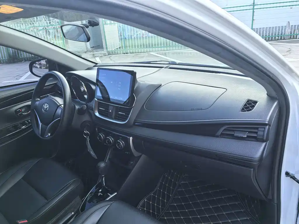 Toyota Yaris L — фото 14
