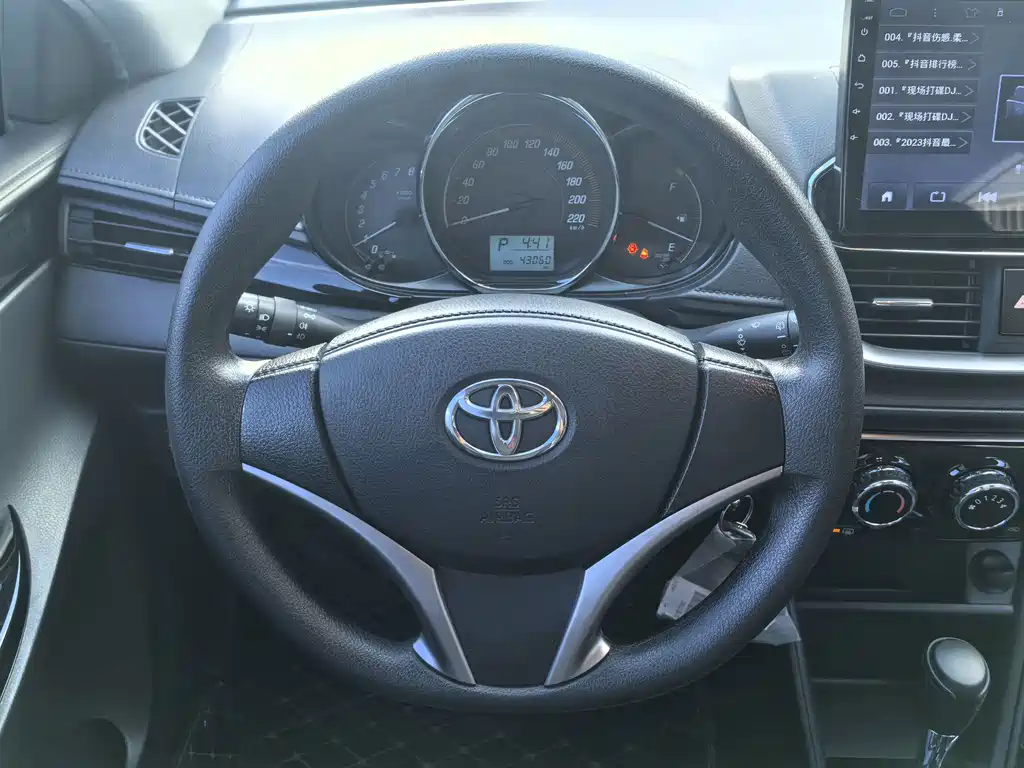 Toyota Yaris L — фото 17