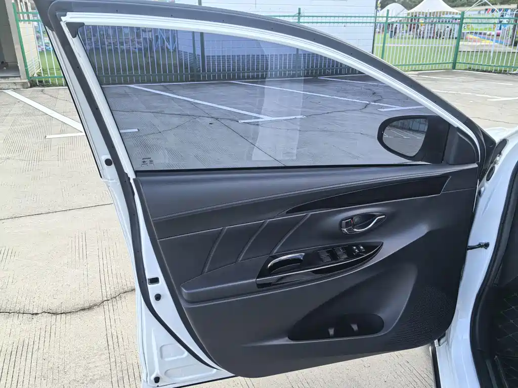 Toyota Yaris L — фото 24