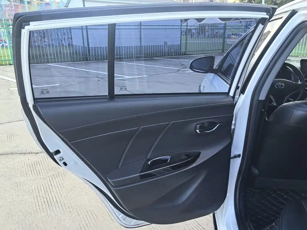 Toyota Yaris L — фото 26