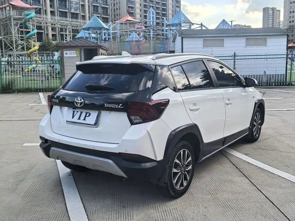 Toyota Yaris L — фото 7