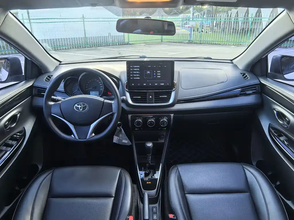 Toyota Yaris L — фото 10