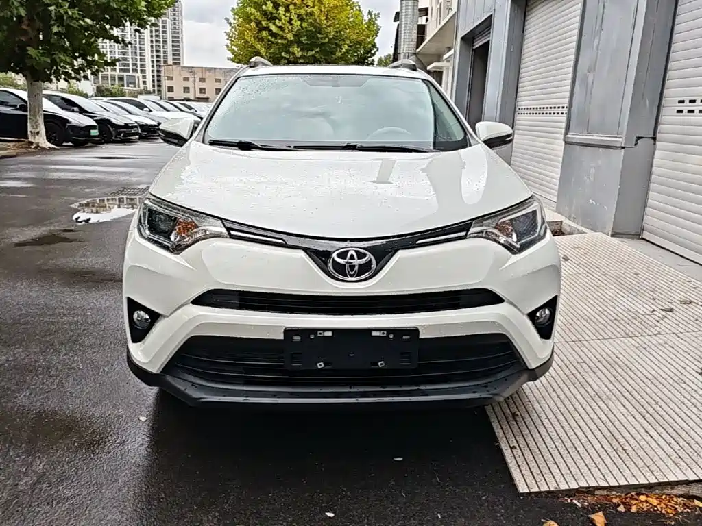 Toyota RAV4 — фото 2