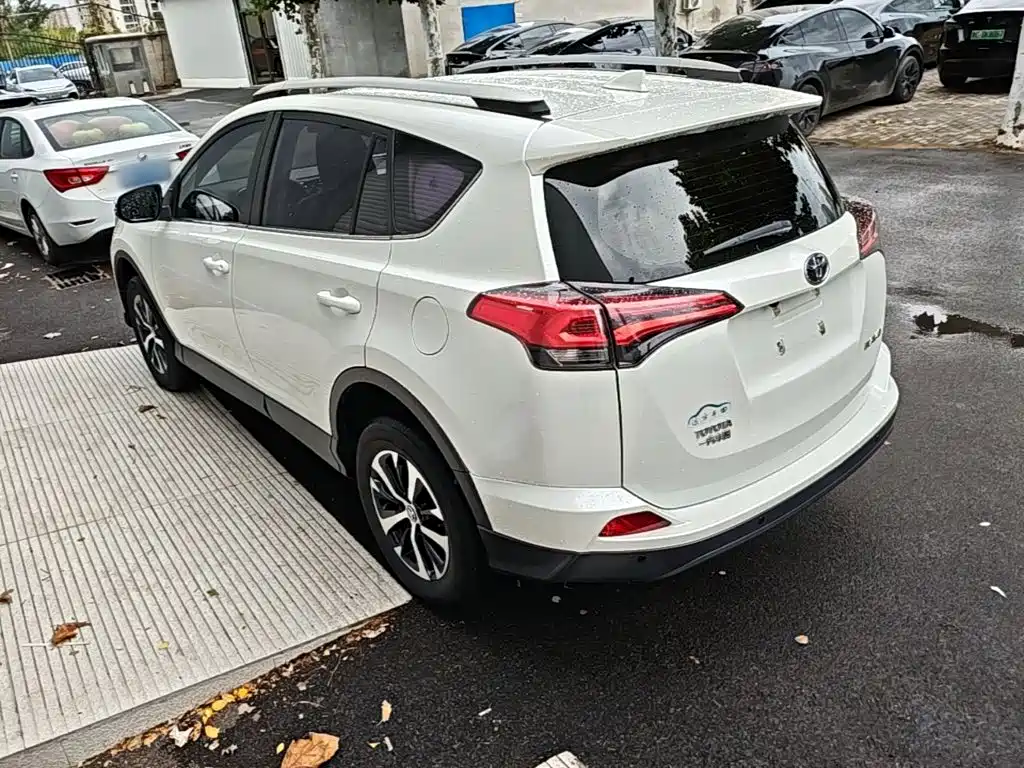 Toyota RAV4 — фото 4