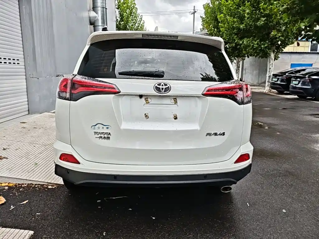 Toyota RAV4 — фото 5