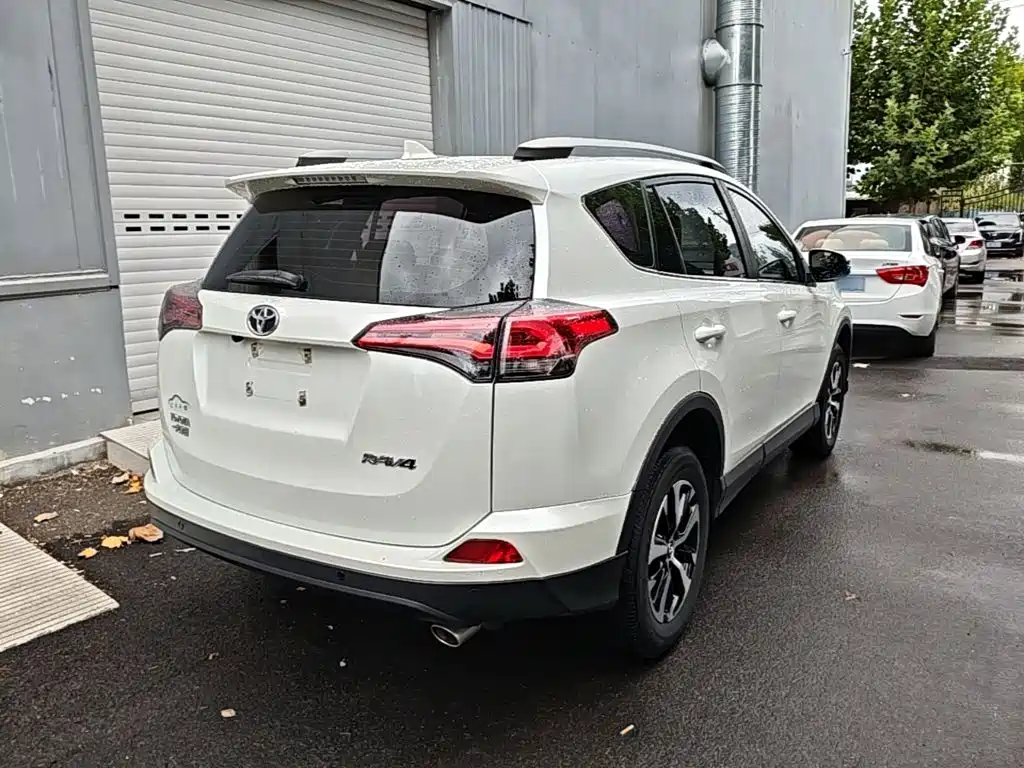 Toyota RAV4 — фото 6