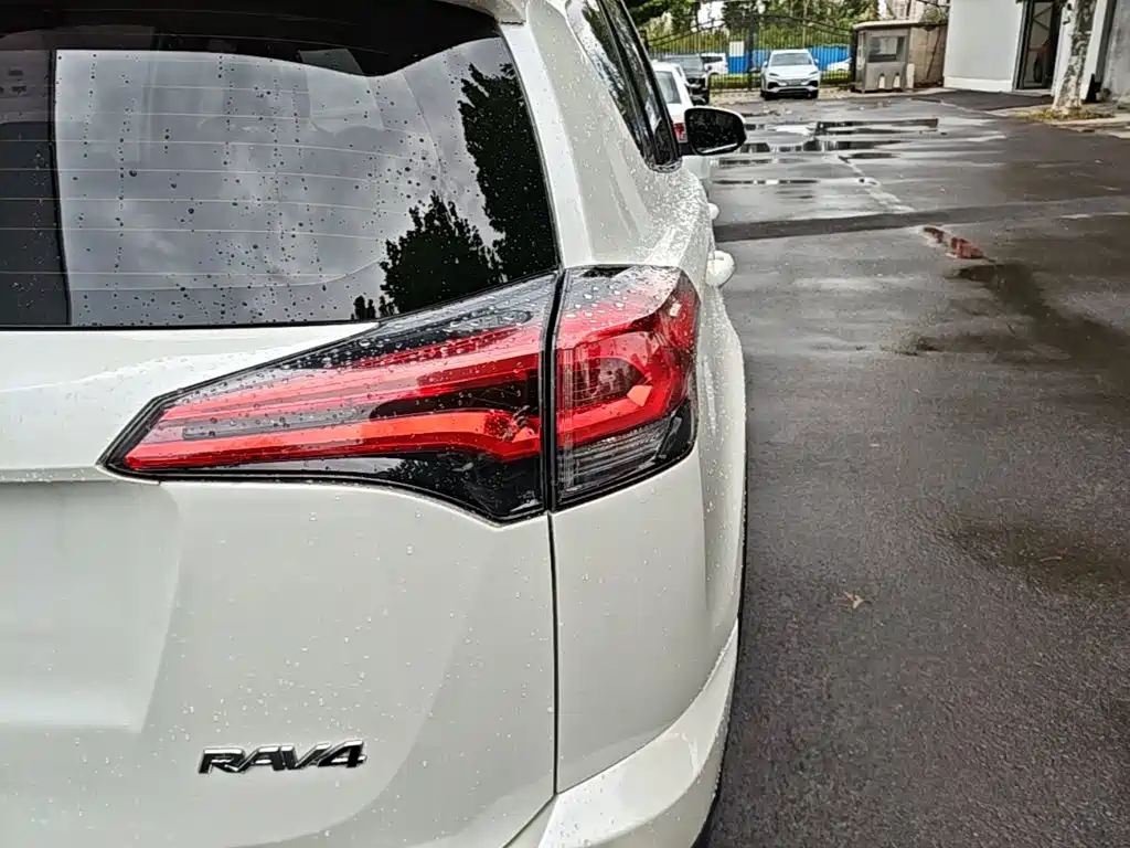 Toyota RAV4 — фото 7