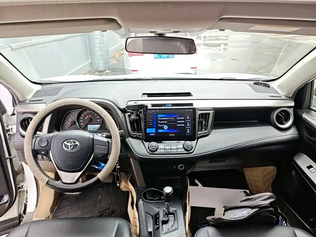 Toyota RAV4 — фото 9
