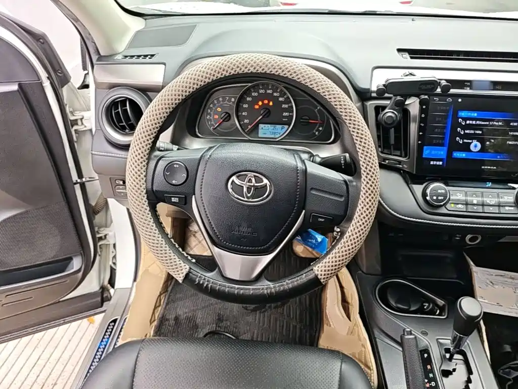 Toyota RAV4 — фото 10
