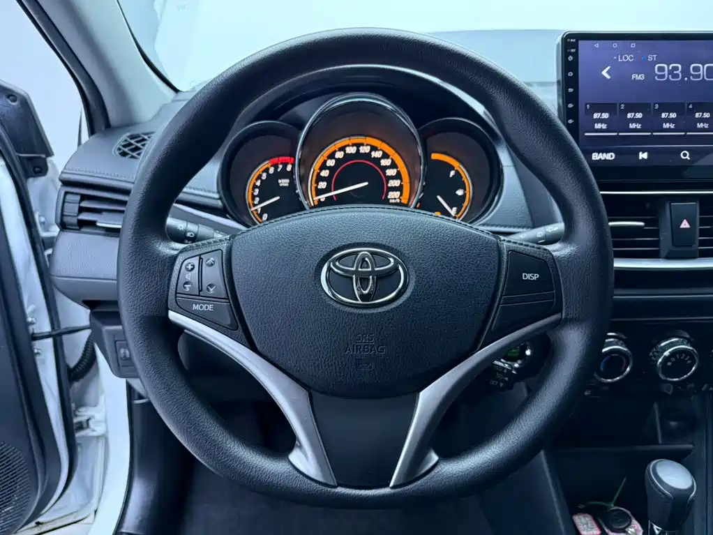 Toyota Yaris L — фото 11