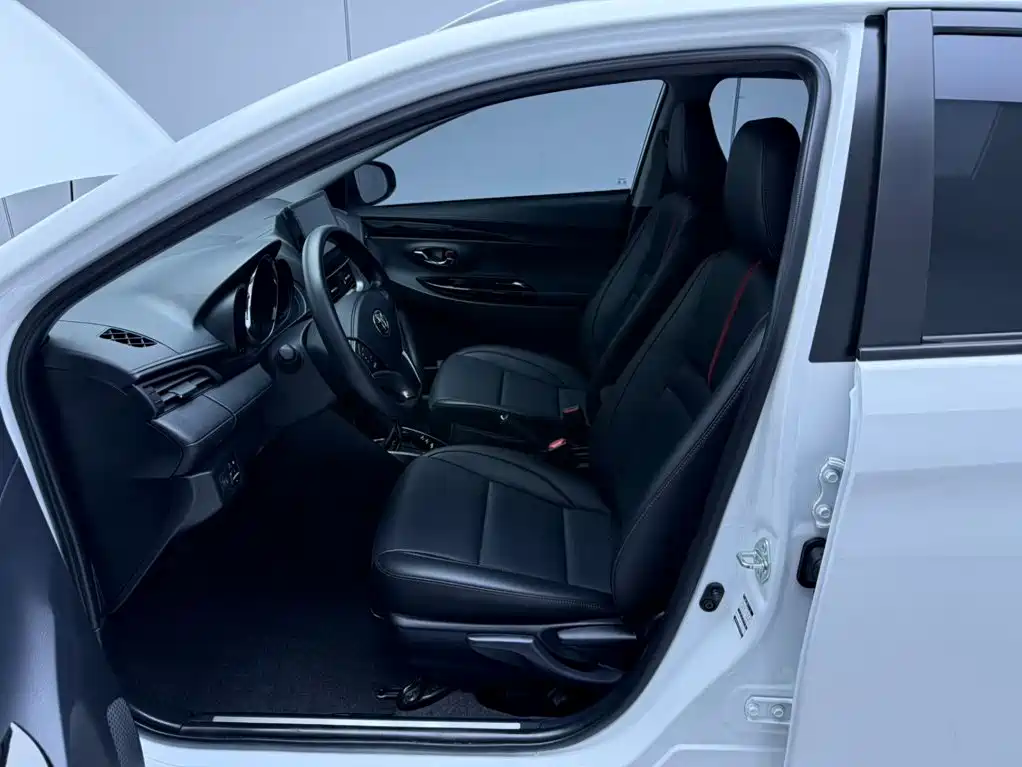 Toyota Yaris L — фото 15