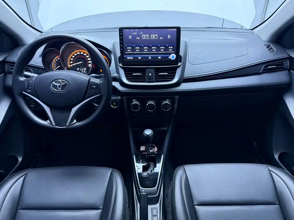 Toyota Yaris L — фото 18