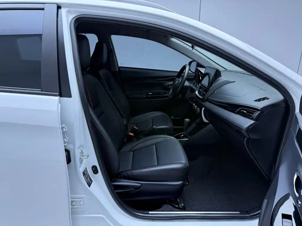 Toyota Yaris L — фото 19