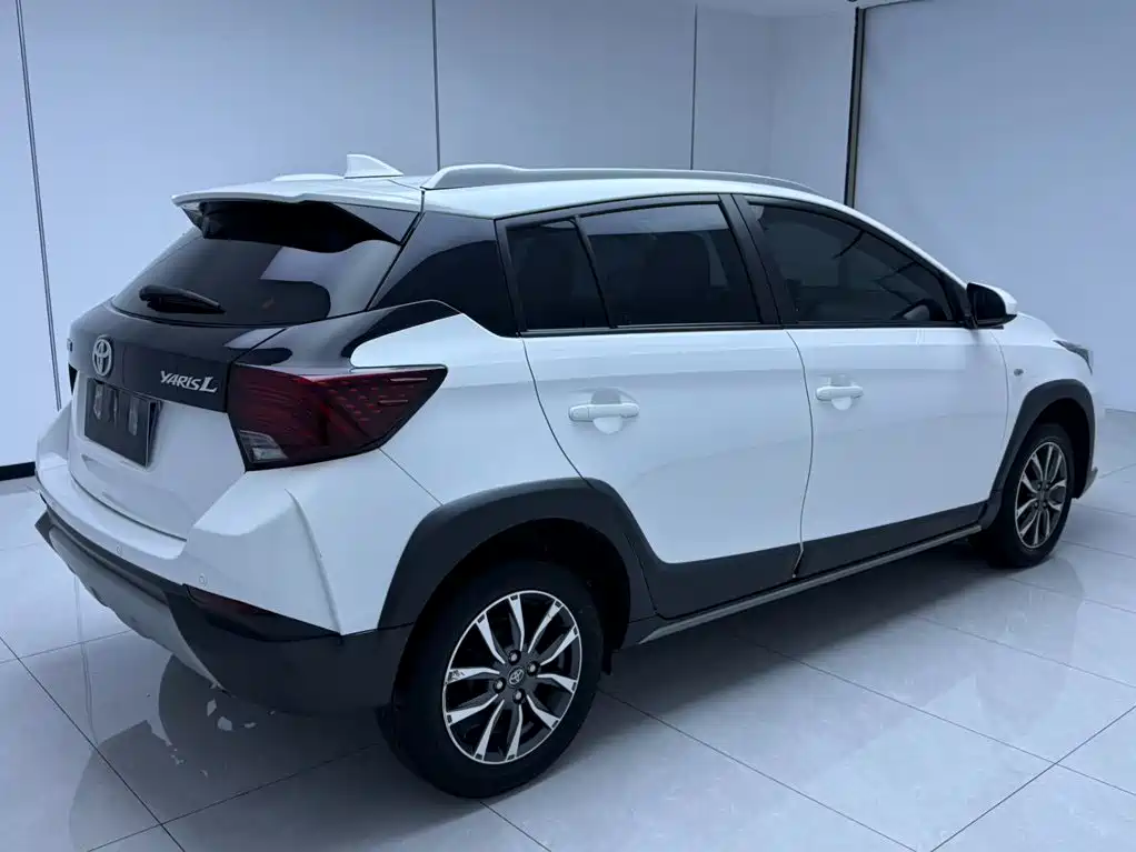 Toyota Yaris L — фото 4