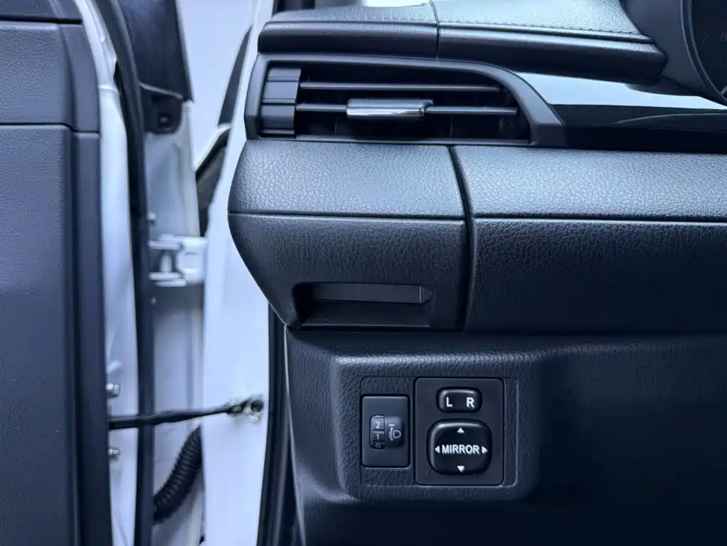 Toyota Yaris L — фото 9