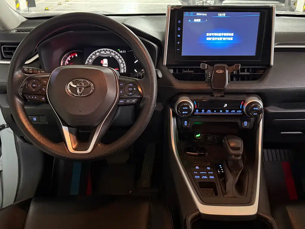 Toyota RAV4 — фото 6