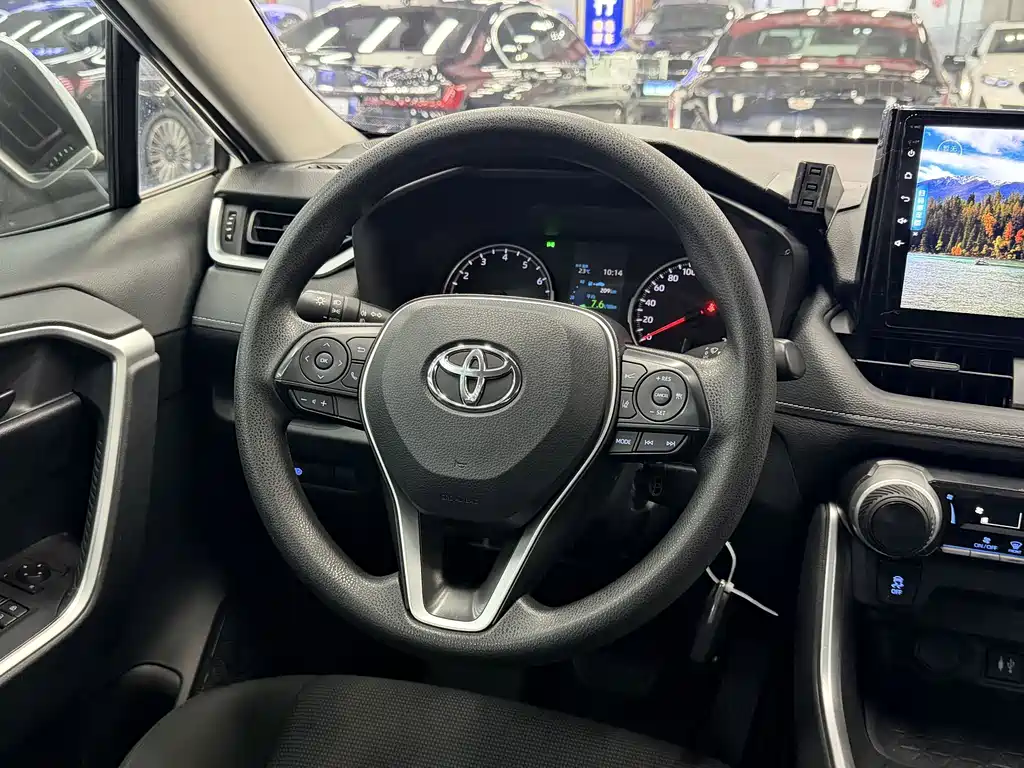 Toyota RAV4 — фото 6