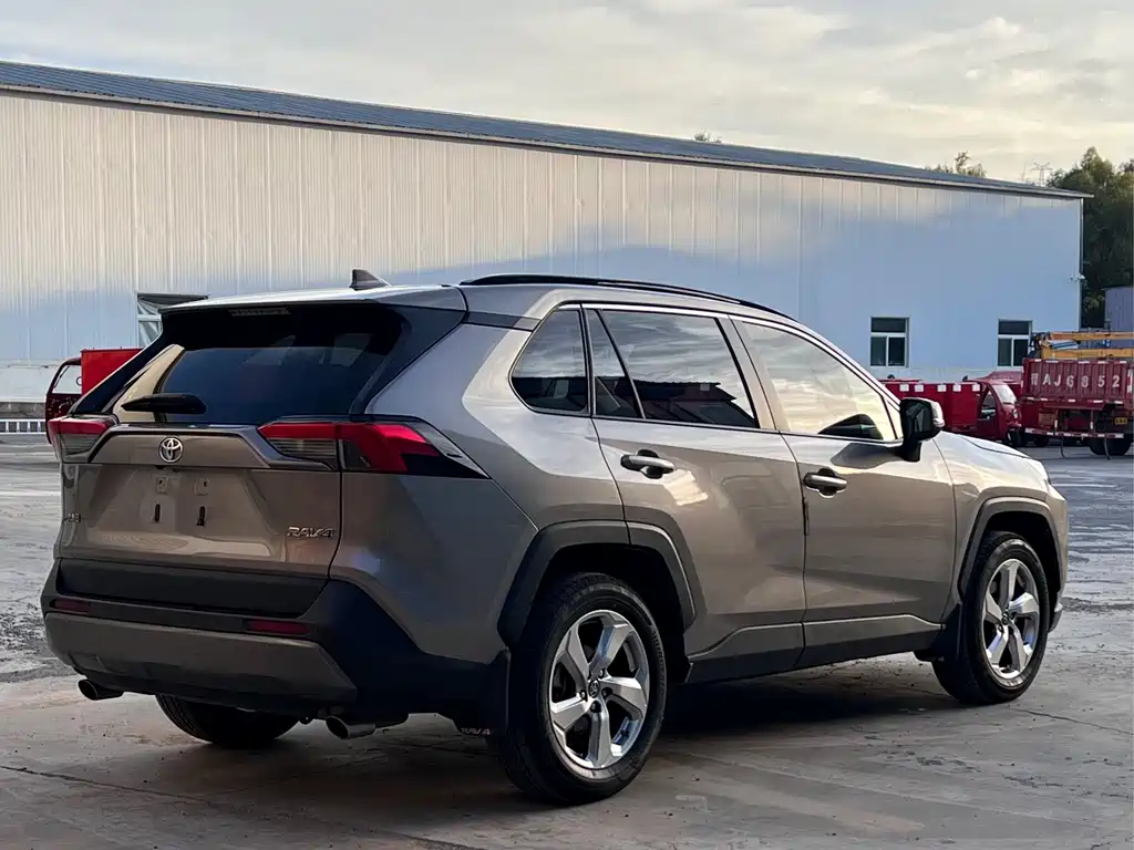 Toyota RAV4 — фото 4