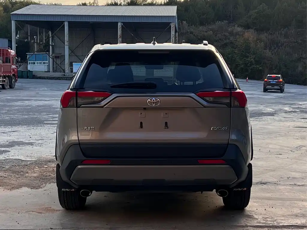 Toyota RAV4 — фото 5