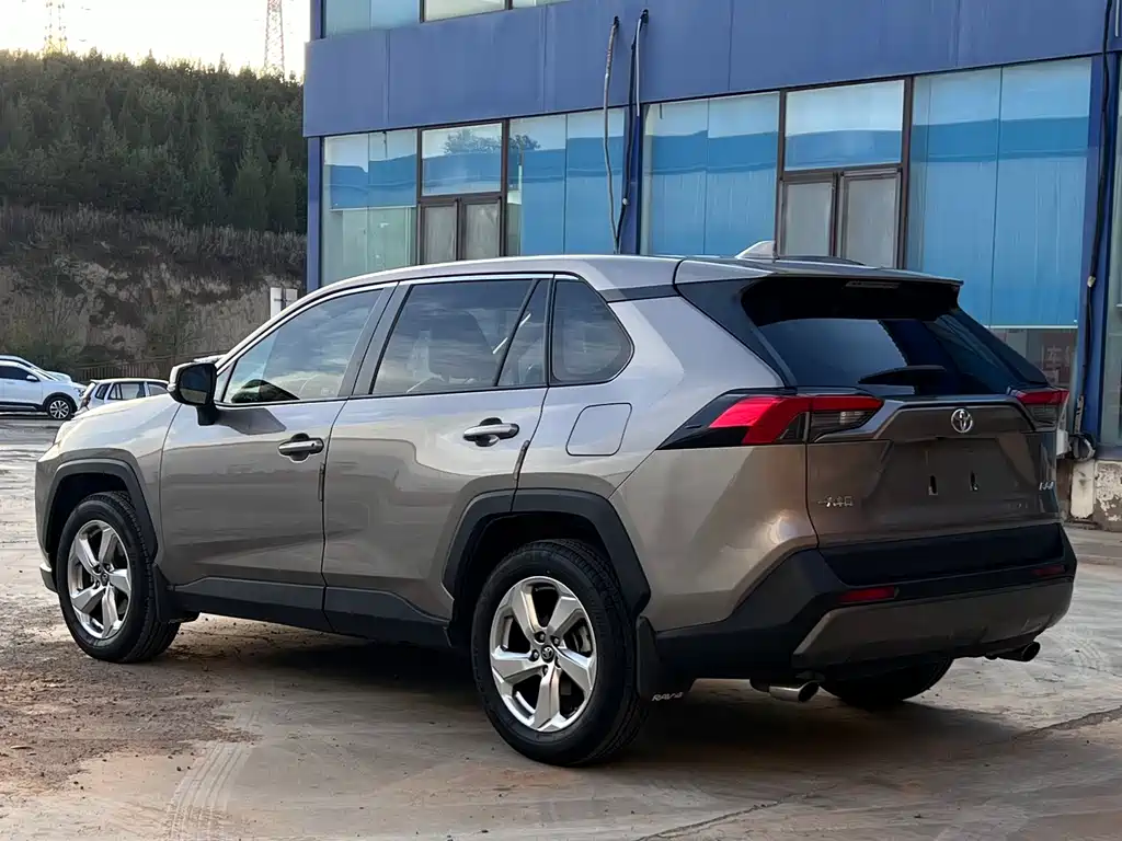 Toyota RAV4 — фото 6