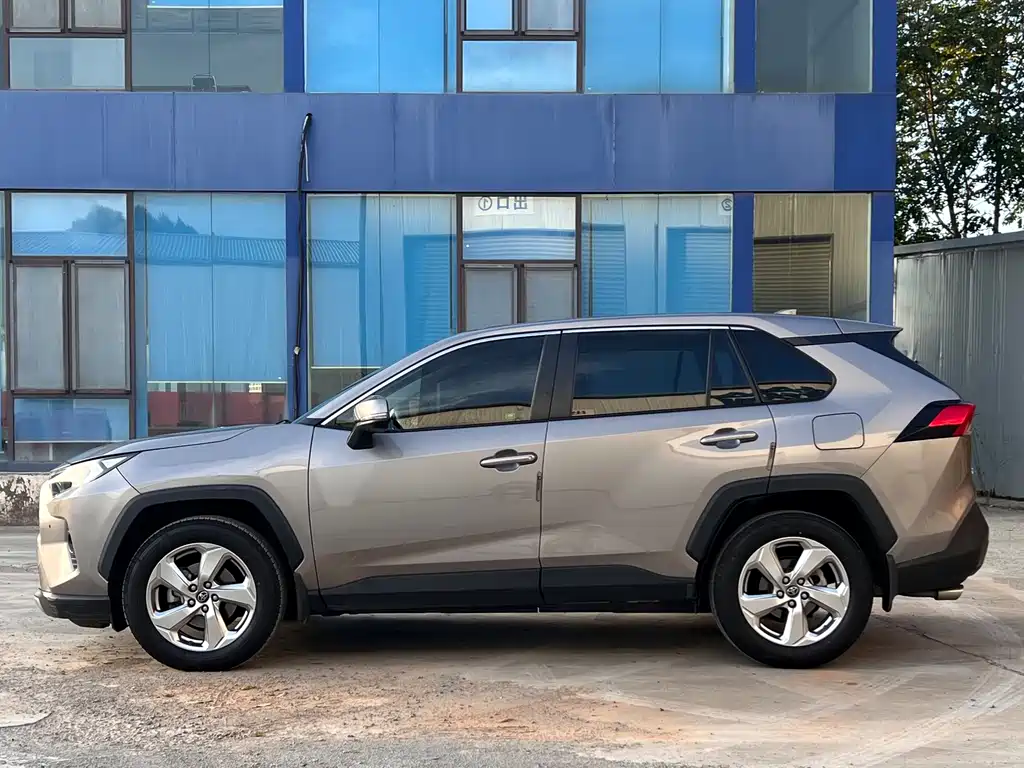 Toyota RAV4 — фото 7