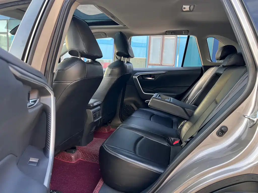 Toyota RAV4 — фото 10