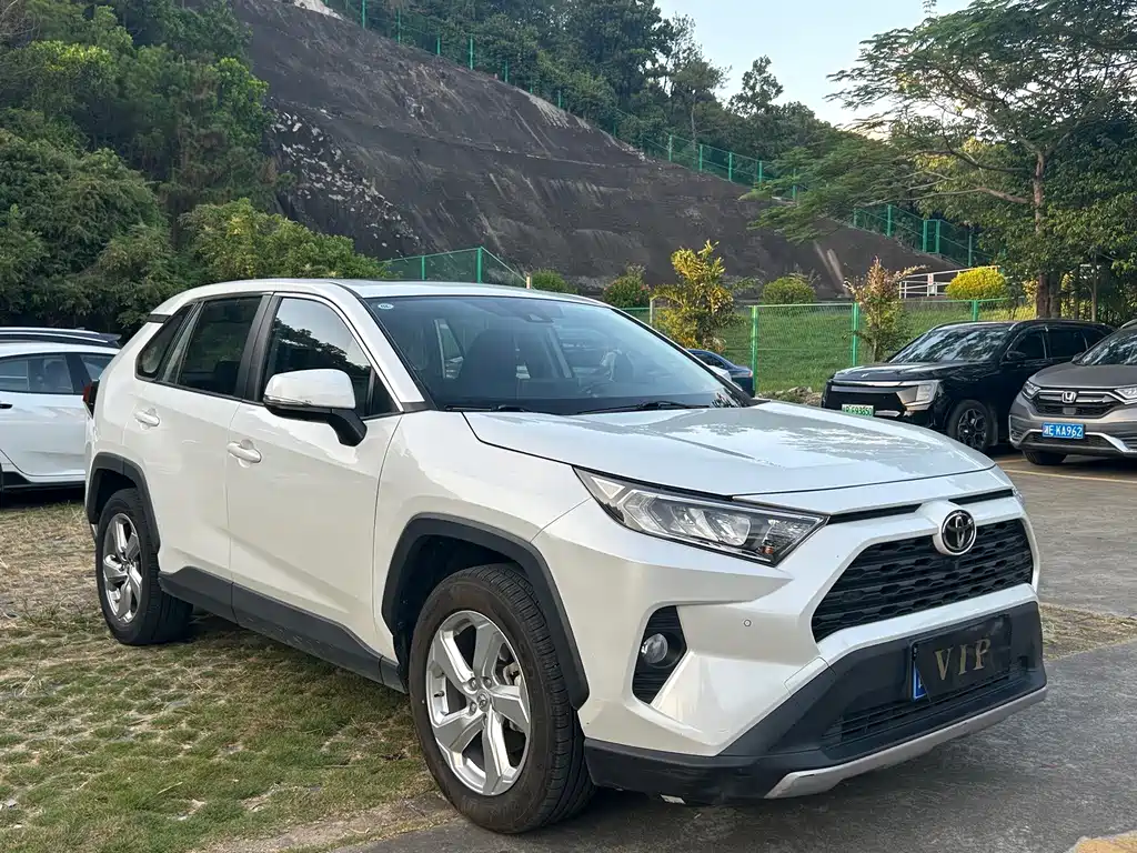 Toyota RAV4 — фото 3