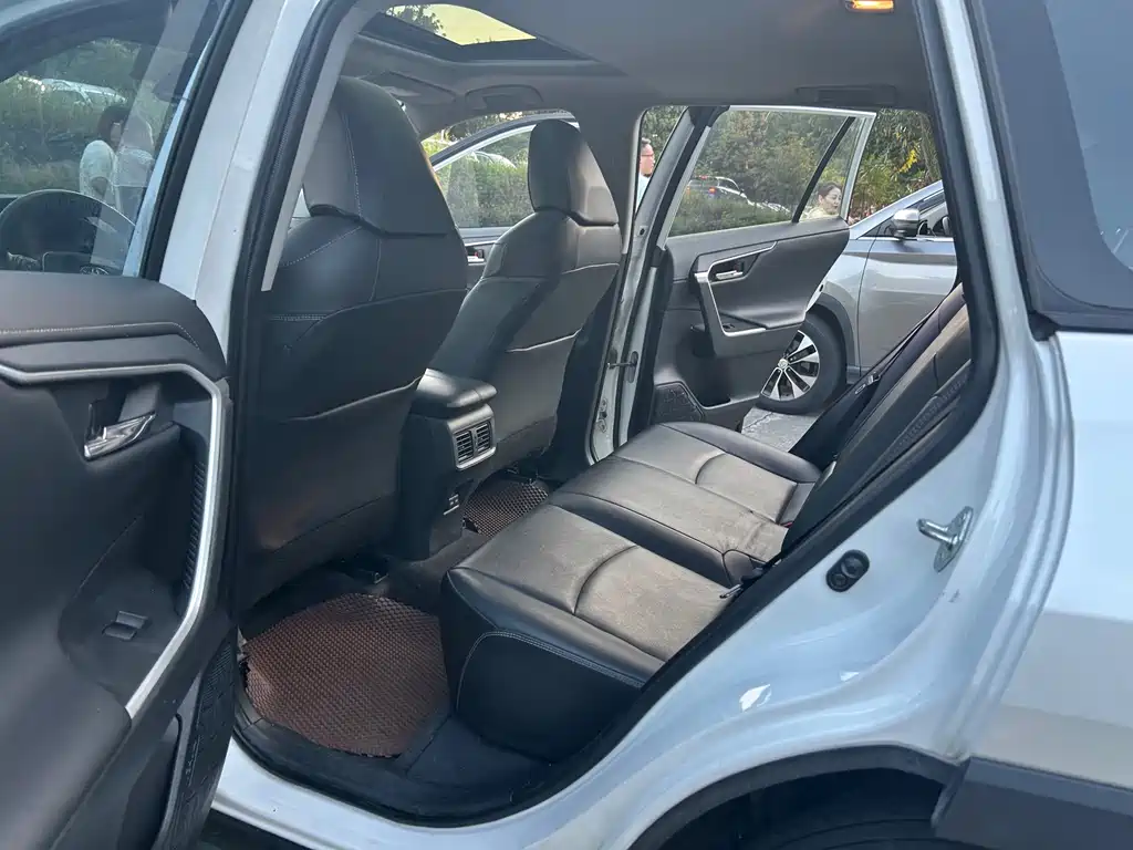 Toyota RAV4 — фото 4