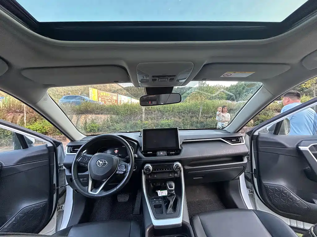 Toyota RAV4 — фото 5
