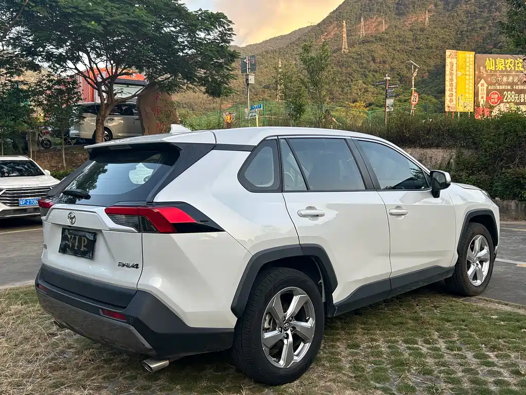 Toyota RAV4 — фото 8