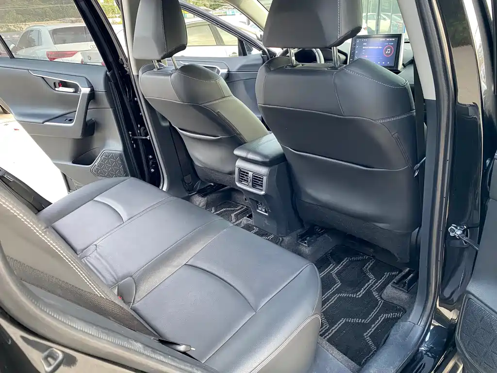 Toyota RAV4 — фото 11