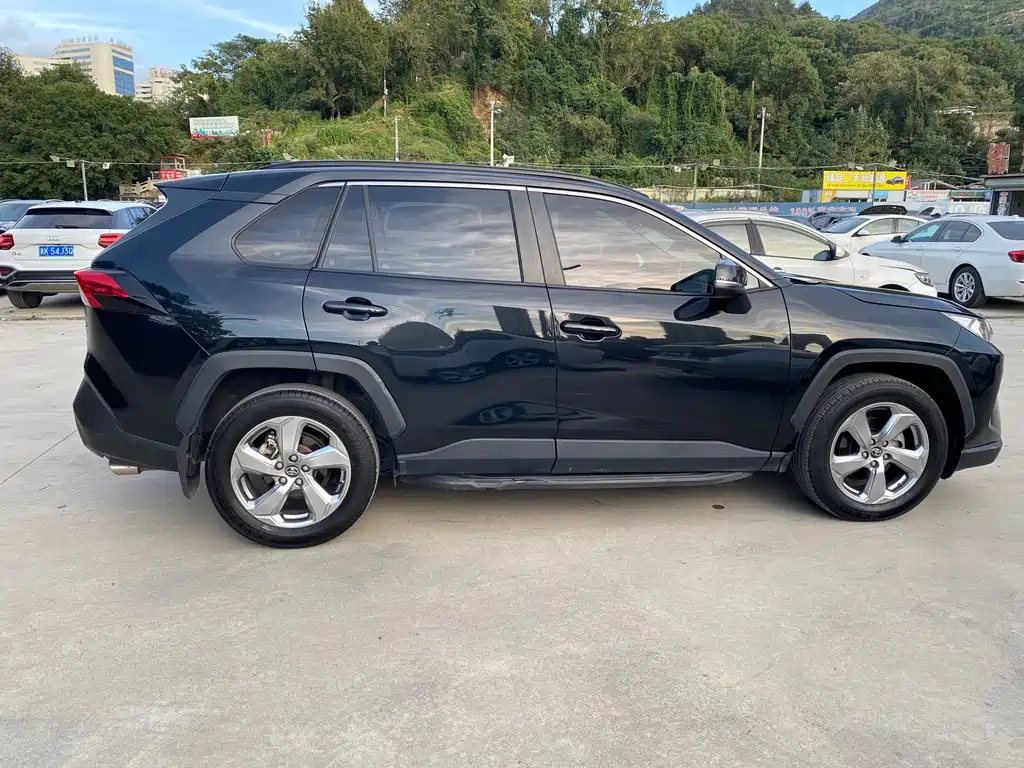 Toyota RAV4 — фото 4