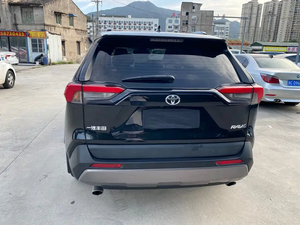 Toyota RAV4 — фото 5