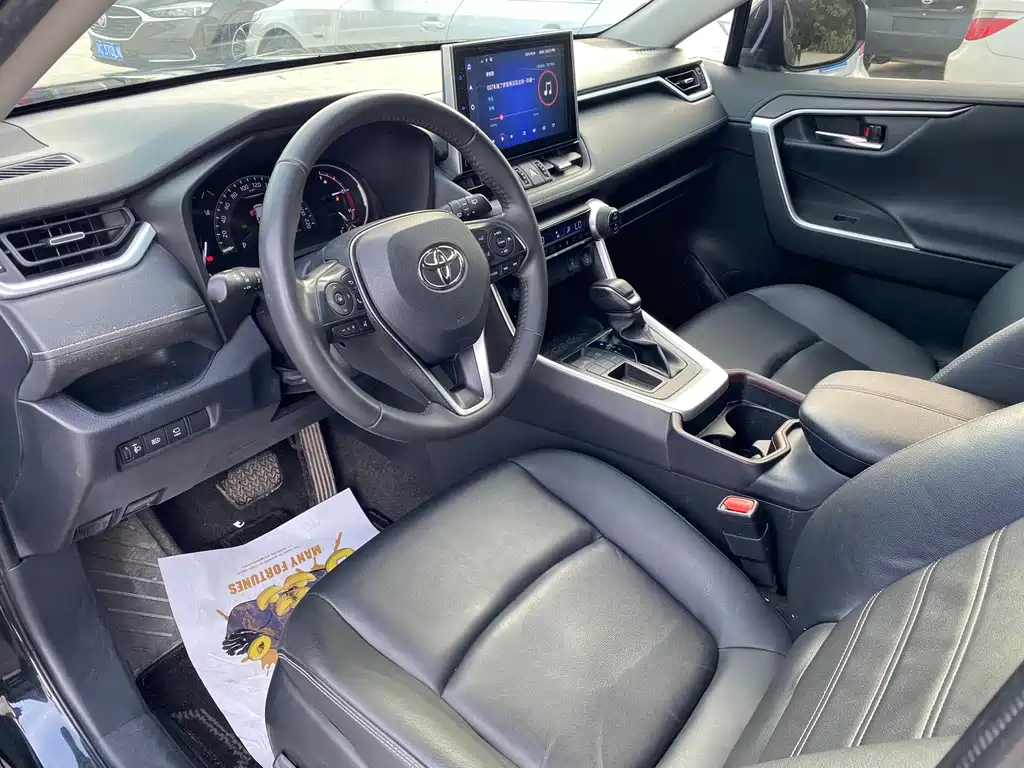 Toyota RAV4 — фото 7