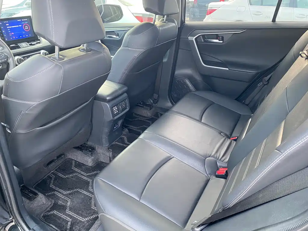 Toyota RAV4 — фото 9
