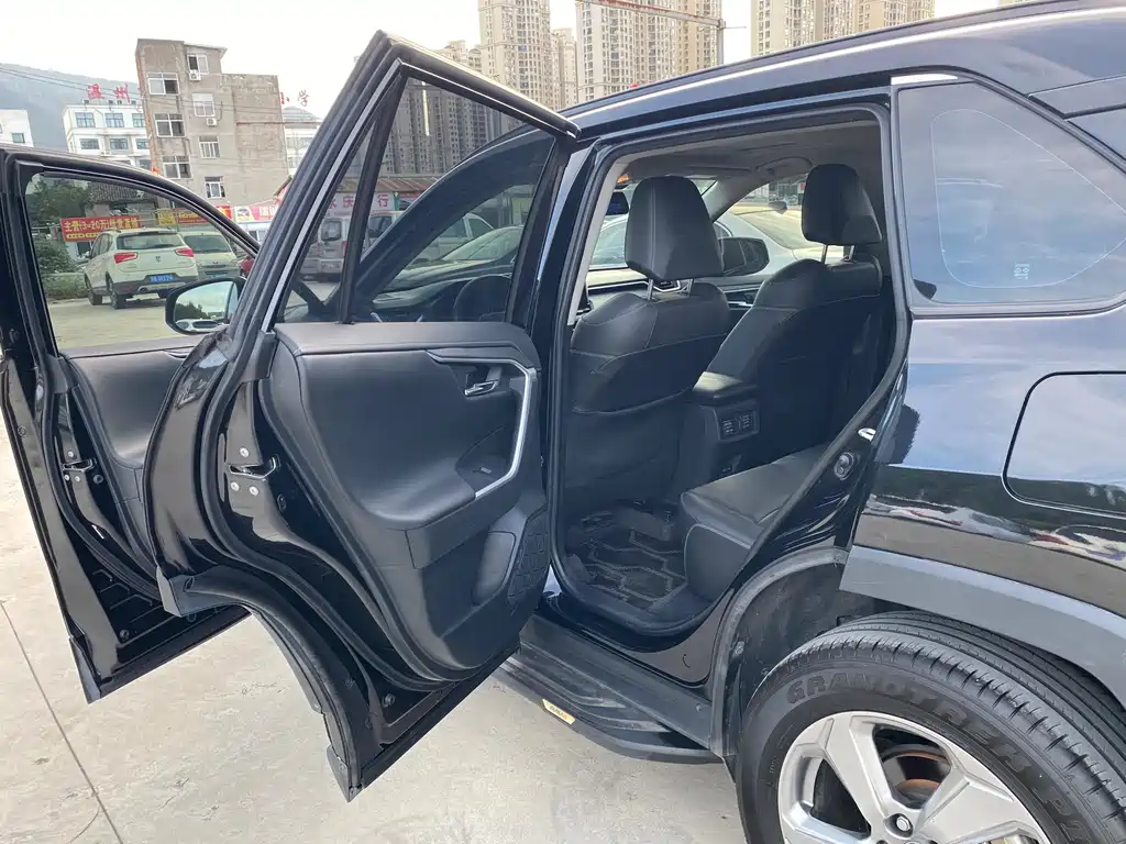 Toyota RAV4 — фото 10