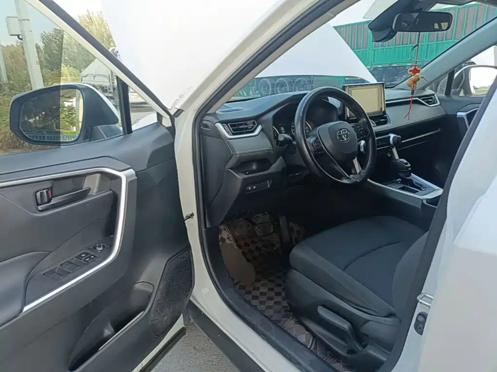 Toyota RAV4 — фото 11