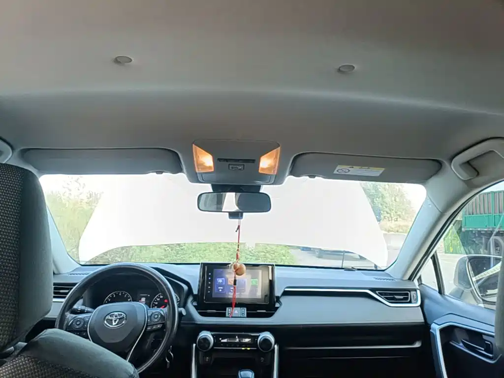 Toyota RAV4 — фото 13