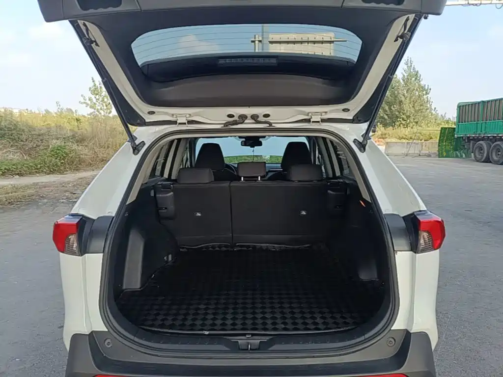 Toyota RAV4 — фото 14