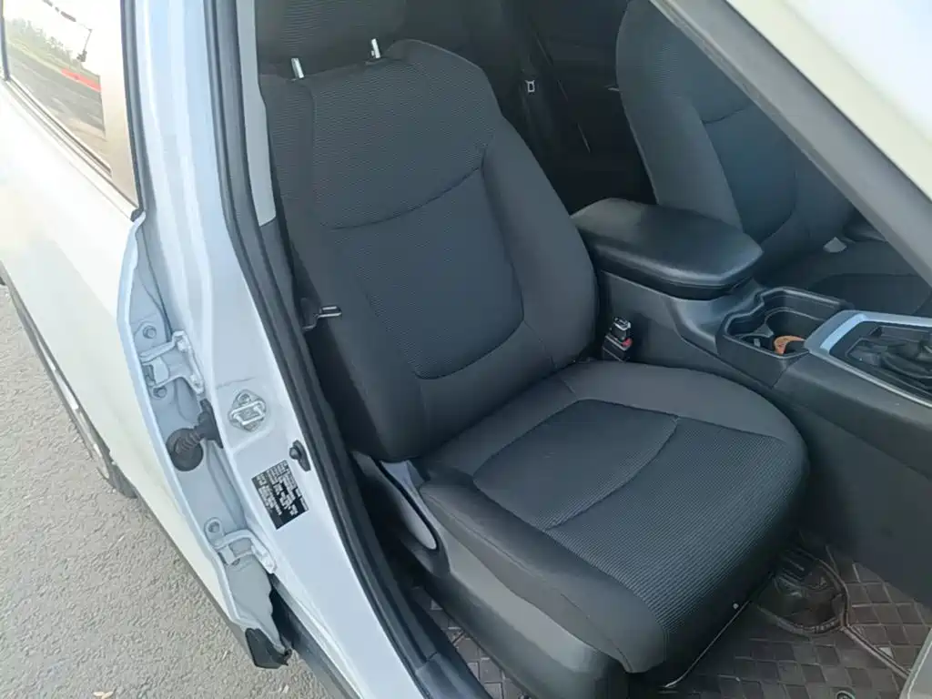 Toyota RAV4 — фото 19