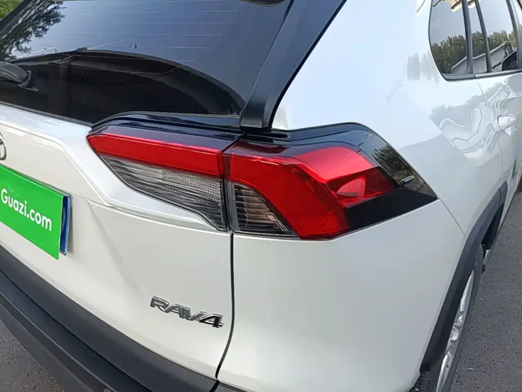 Toyota RAV4 — фото 23