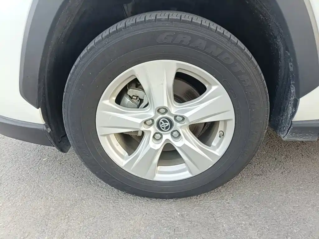 Toyota RAV4 — фото 24