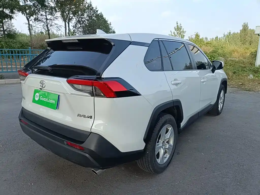 Toyota RAV4 — фото 4